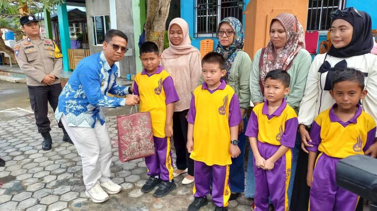 Seragam Sekolah Gratis Karimun Dibagikan, 8.766 Siswa SD Terima Bantuan