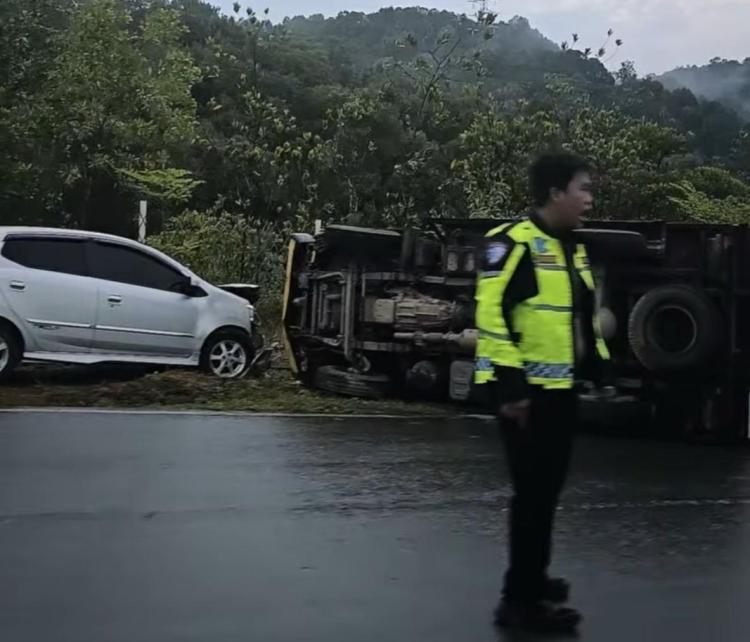 Kecelakaan Libatkan Dua Mobil, Lori Barang Terguling