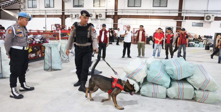 Polda Kepri Kerahkan Lima Anjing Pelacak Razia Gudang Ekspedisi di Batam, Pastikan Jalur Narkoba Tertutup