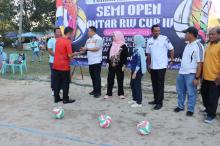 28 Tim Berebut Piala di Turnamen Bola Voli Semi Open Sebong Lagoi Cup IV