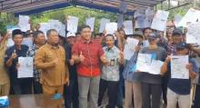 DKP Cabang Karimun Serahkan Dokumen Kapal EBKP dan E-Pass Kecil ke Nelayan