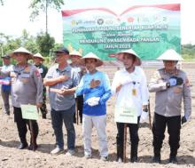 Polresta Barelang Gelar Bakti Sosial dan Pasar Murah di Kampung Cate