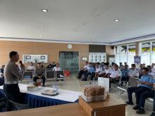 Satlantas Polres Lingga Sosialisasikan Keselamatan Berlalu Lintas ke Staf Bandara Dabo Singkep