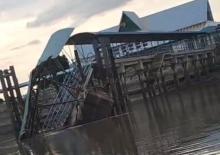 Cuaca Buruk Terjang Karimun, Ponton di Dermaga Tanjung Makom Ambruk Dihantam Gelombang dan Angin Kencang