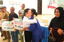 Li Claudia Candra Serahkan Bansos Lansia di Belakang Padang: "Kami Hadir Nyata!"