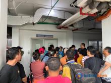 Tangis Pecah di Rumah Sakit Mutiara Aini, Keluarga Korban Ledakan PT ASL Shipyard Tak Kuasa Menahan Duka