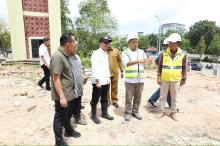 Wali Kota Batam Tinjau Progres Pembangunan Masjid Agung Raja Hamidah, Pastikan Sesuai Desain dan Tepat Waktu
