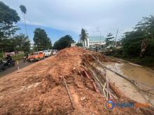 Warga Keluhkan Kemacetan Akibat Proyek Jalan Raja Isa dan Box Culvert Legenda Malaka
