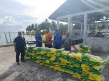 Polres Lingga Distribusikan 2 Ton Beras SPHP ke Desa Terpencil, Pastikan Akses Pangan Merata