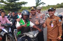 Kapolres Anambas Bagikan Helm Gratis, Ingatkan "Satu Helm Selamatkan Satu Nyawa"