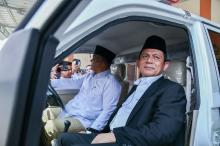 Gubernur Ansar Ahmad Serahkan Bantuan Ambulans untuk Warga Bukit Raya Ganet