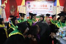 Kisah Haru 60 Atok Nenek Wisuda dari Sekolah Lansia Kasih Ibu Bintan