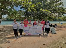 Puluhan Relawan Sukseskan World Cleanup Day 2025 di Tanjung Uma dan Pantai Bahagia