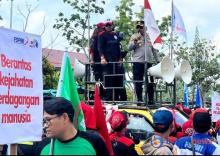 Buruh Batam Gelar Aksi Soroti Keselamatan Kerja dan Tuntut Hapus Sistem Outsourcing, Polresta Barelang Siaga Ratusan Personel