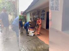 Geger, Ular Piton 4 Meter Bersembunyi di Plafon Rumah Dinas Polresta Barelang Batam