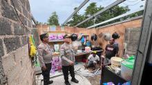 Polsek Sekupang Bantu Warga Korban Angin Kencang di Kampung Bukit Batu