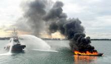 Kapal Motor Terbakar di Selat Riau, KN Sarotama Padamkan Api dan Cari Awak Kapal yang Hilang