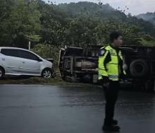 Kecelakaan Libatkan Dua Mobil, Lori Barang Terguling