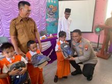 Polri Hadir untuk Pendidikan: Dampingi Bupati Bagikan Perlengkapan Sekolah di Anambas