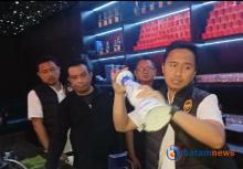 Razia Gabungan Bea Cukai dan Imigrasi Grebek Pub Panda Batam, Puluhan Botol Miras Tanpa Cukai dan Satu Pemodal Diamankan