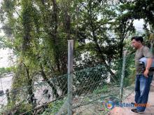 Warga Tebing Laut Batam Gotong Royong Pasang Pagar Pengaman Usai Tragedi Maut di Tepi Pantai