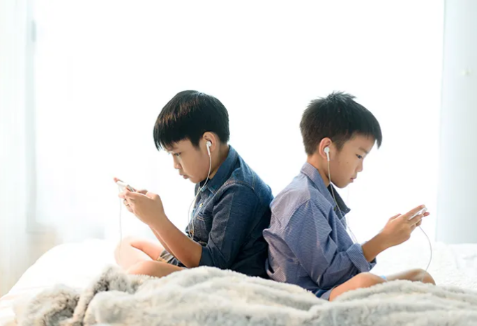 7 Tips Efektif Cegah Anak Kecanduan Main HP, Orang Tua Wajib Tahu!
