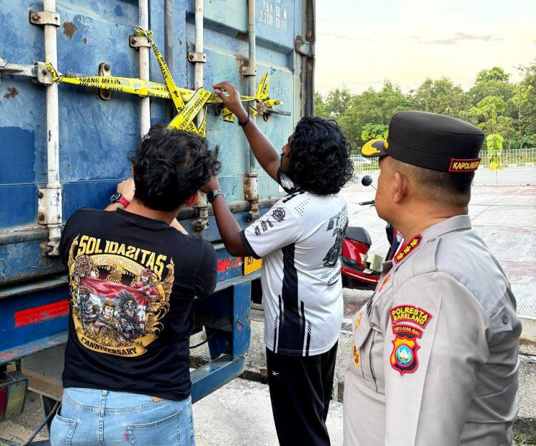Digerebek Polisi, Gudang Balpres Ilegal di Batam Diamankan, 25 Orang Ditangkap