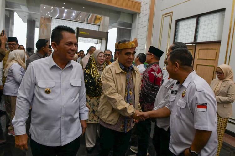 Kunjungan Kerja Ahmad Muzani ke Kepri, Disambut Tepuk Tepung Tawar dan Gelar Adat
