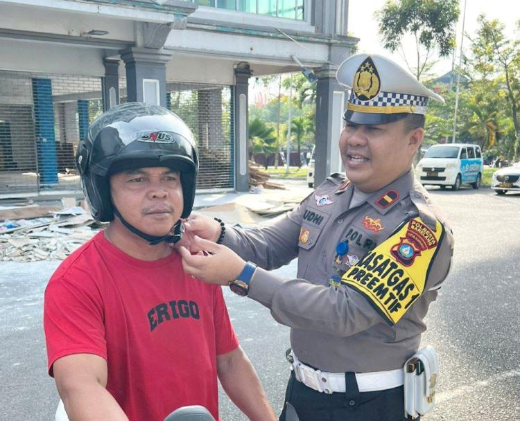 Operasi Zebra Seligi 2025: Polresta Barelang Bagikan Helm Gratis dan Edukasi Keselamatan