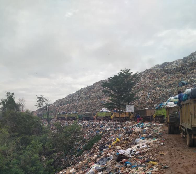Terungkap! Pekerja Beberkan Biang Kerok Lambatnya Pengangkutan Sampah di Batam