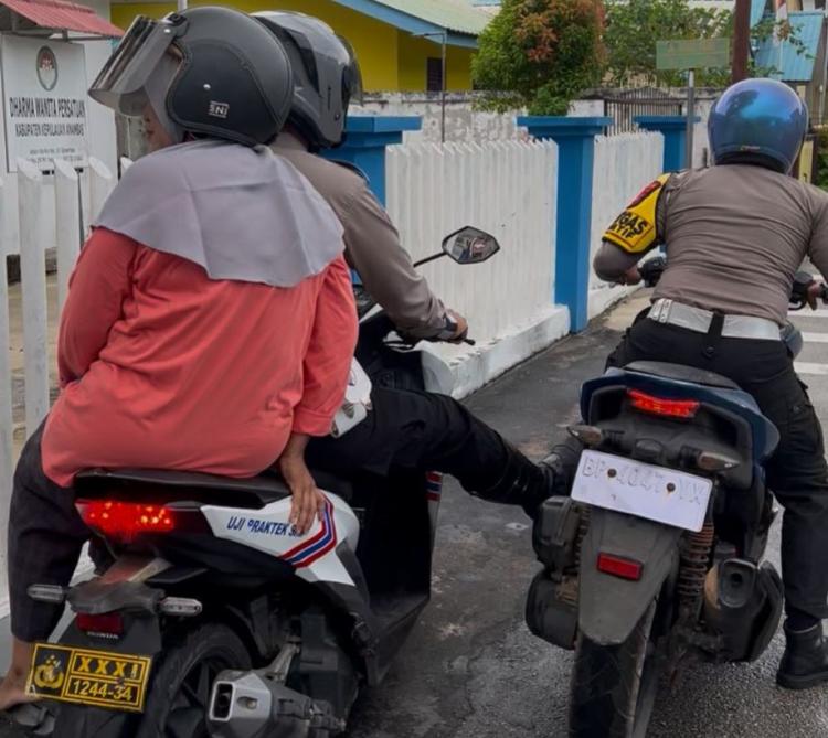 Motor Mogok Bensin Bocor, Aksi Sigap Polisi Anambas Dapat Pujian Warga