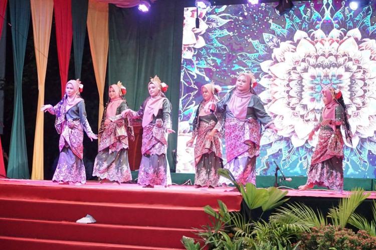 PGRI Tampilkan Ragam Seni, Malam Hiburan HUT Lingga ke-22 Berlangsung Meriah