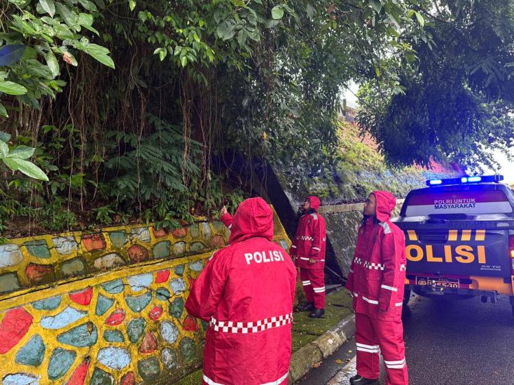 Polres Karimun Gelar Patroli Siaga Bencana Antisipasi Banjir dan Longsor Akibat Cuaca Ekstrem