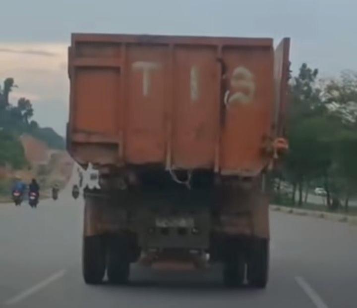 DLH Batam Bantah Video Viral Lori Sampah Berplat Putih Ringsek Milik Dinas