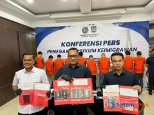 Tegas! Imigrasi Batam Sapu Bersih Pelanggaran Keimigrasian, Puluhan WNA Diperiksa dan 6 Dideportasi