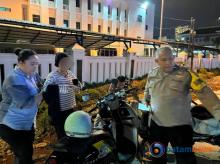 Dua Mahasiswi Terjatuh Akibat Lubang Proyek Pelebaran Jalan Raja Isa Batam Kota, Warga Keluhkan Minimnya Rambu Keselamatan