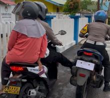 Motor Mogok Bensin Bocor, Aksi Sigap Polisi Anambas Dapat Pujian Warga