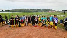 Gotong Royong bersama Masyarakat Bersihkan Waduk Duriangkang