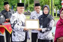 Upacara HUT PGRI ke-80 dan Hari Guru Nasional 2025, Bupati Nizar Tegaskan Peran Sentral Guru untuk Indonesia Emas