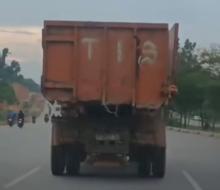 DLH Batam Bantah Video Viral Lori Sampah Berplat Putih Ringsek Milik Dinas
