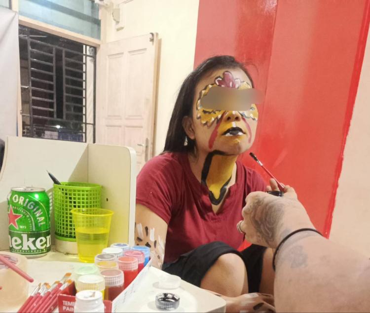 Sebelum Disiksa, Dwi Putri Dilukis Wilson Layaknya Badut