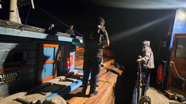 Kapal Pengangkut Kayu Ilegal Diamankan Bea Cukai Batam, Muatan 1.250 Balok