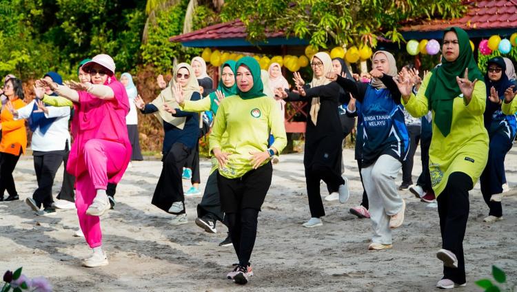 Semarakkan HUT ke-26, DWP Kabupaten Lingga Gelar Senam Sehat di Pantai Armifa