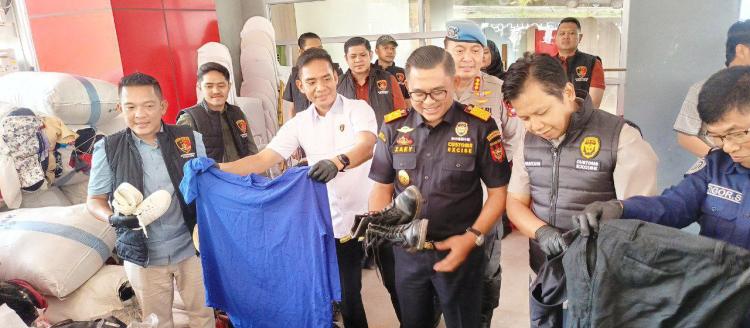 Ditreskrimsus Polda Kepri dan Bea Cukai Batam Amankan Puluhan Koper Pakaian Bekas Ilegal