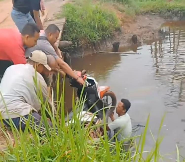 Motor Terperosok ke Sungai, Warga Minta Pemerintah Perbaiki Jembatan Kayu Desa Musai