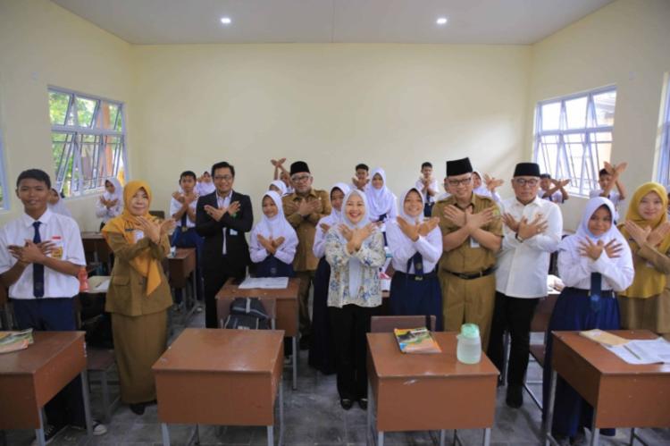 7.000 Siswa di Tanjungpinang Terima Bantuan Seragam Sekolah dari Pemko