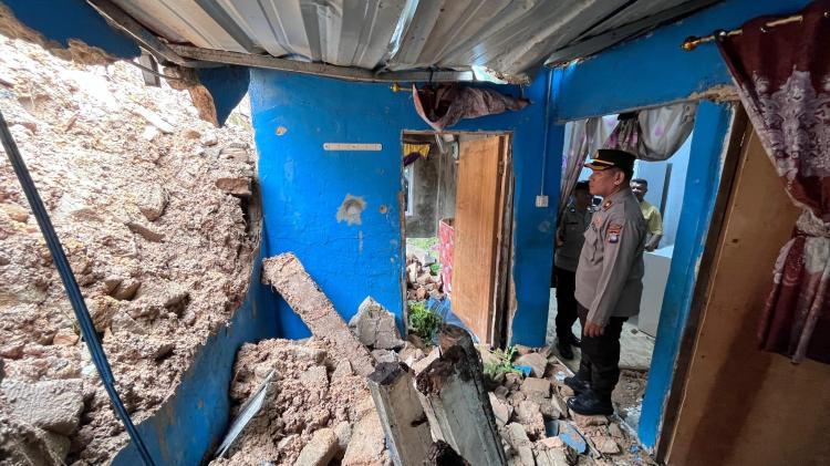 Kapolsek Sekupang Berikan Bantuan untuk Warga Terdampak Tanah Longsor di Kampung Rawasari