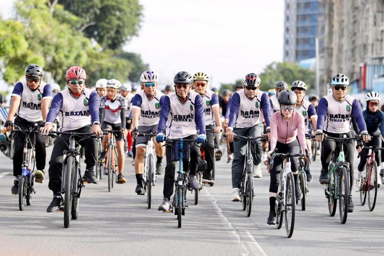 Ribuan Warga Gowes Bersama Wali Kota Batam Meriahkan HJB ke-196