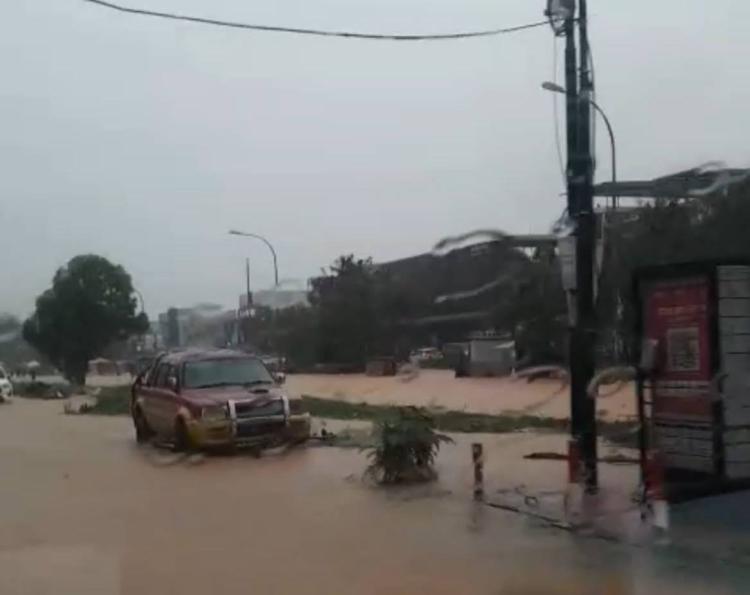 Banjir Parah Rendam Perumahan Marbella & Botania Batam, Kendaraan Tenggelam