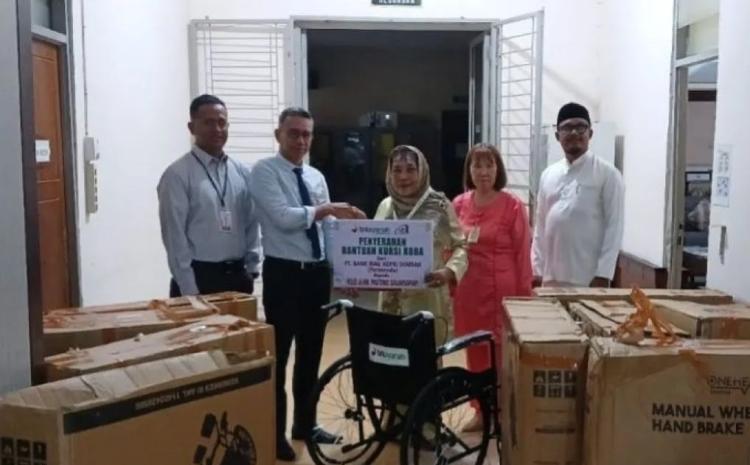 Dukung Layanan Kesehatan, BRK Syariah Serahkan Kursi Roda ke RSUD Pratomo